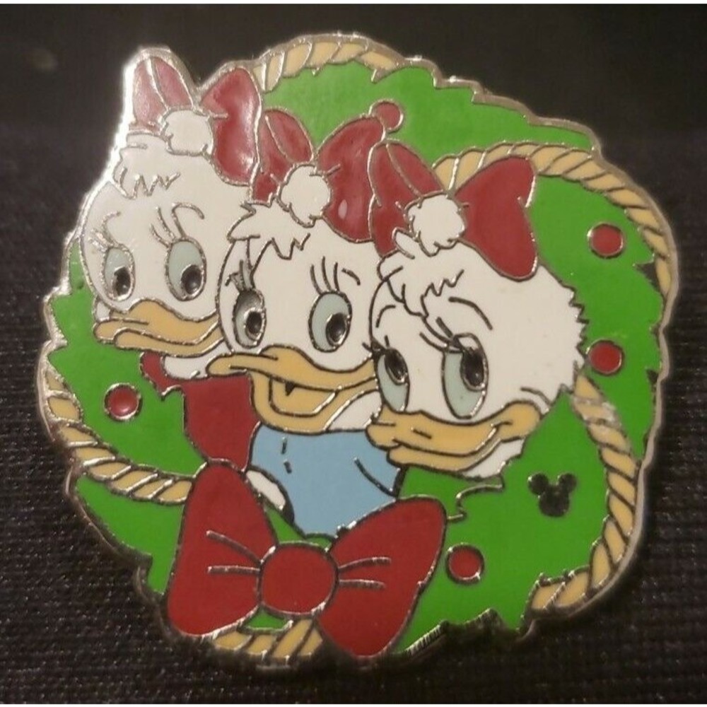 Disney Pin Duck Nieces DLR Disneyland Resort Holiday Wreath Hotel Lanyard  51363